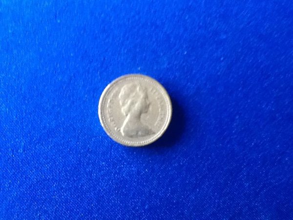 Magnetic Elizabeth Old £1. Coin, by Eddie Gibson.